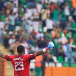 Goleiro Nwabali, da Nigéria, comemora vitória sobre a Angola na Copa Africana de Nações