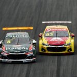Carros de Rafael Suzuki e Gabriel Casagrande em prova da Stock Car em 2023