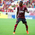 Lateral-esquerdo Ramon, reforço do Cuiabá, em jogo do Flamengo em 2020