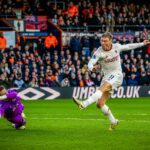 Atacante Rasmus Højlund marca gol para o Manchester United contra o Luton Town na Premier League em 2024