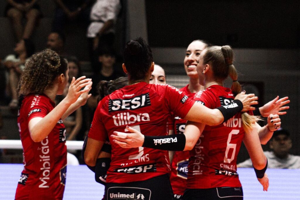 Jogadoras do Sesi Bauru comemoram no Sul-Americano de Vôlei Feminino 2024