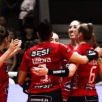 Jogadoras do Sesi Bauru comemoram no Sul-Americano de Vôlei Feminino 2024