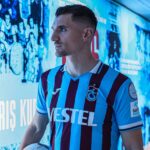 Lateral-direito Thomas Meunier posa com camisa do Trabzonspor