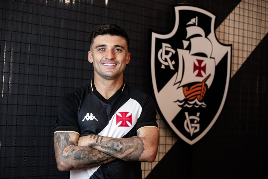Lateral-esquerdo Victor Luís posa com camisa do Vasco da Gama