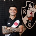 Lateral-esquerdo Victor Luís posa com camisa do Vasco da Gama