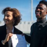 Atacante Vinícius Júnior recebendo nomeação da Unesco
