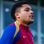 Atacante Vitor Roque, reforço nesta janela, em treino do Barcelona