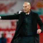 Treinador Zinédine Zidane em jogo do Real Madrid contra o Liverpool em 2021