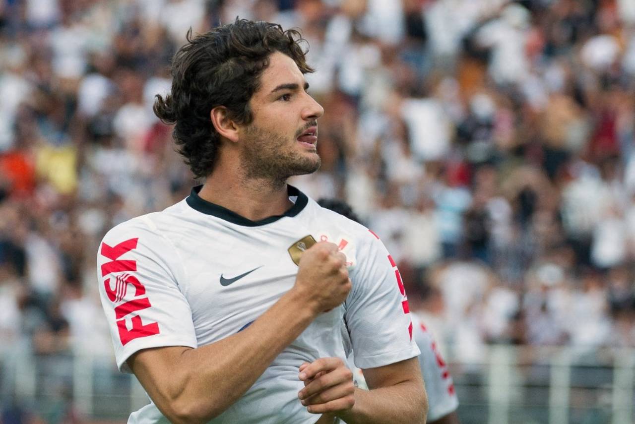 Alexandre Pato não gostou do fato do Tite contar bronca em livro. Foto: YASUYOSHI CHIBAAFP