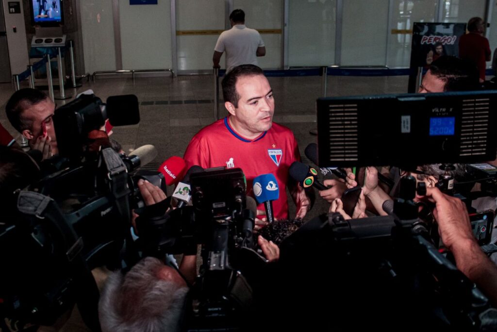 Marcelo Paz, CEO do Fortaleza, concedeu entrevista no desembarque da delegação (Foto: Mateus Lotif/FEC)