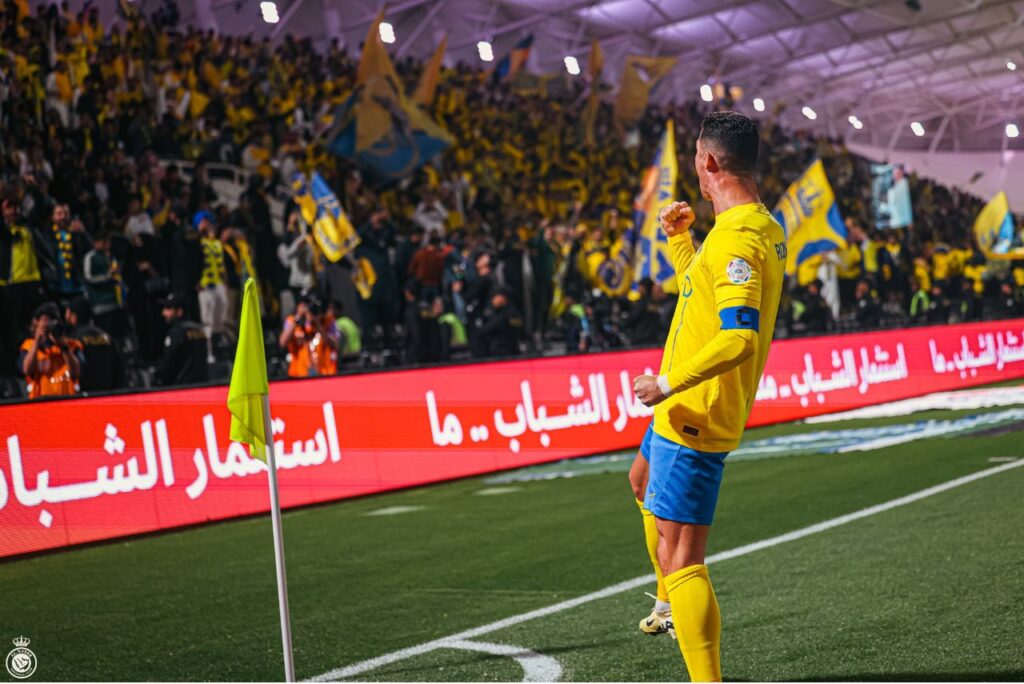 Cristiano Ronaldo comemorando gol junto à torcida do Al-Nassr (Foto: X/Reprodução)