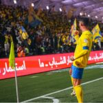 Cristiano Ronaldo comemorando gol junto à torcida do Al-Nassr (Foto: X/Reprodução)