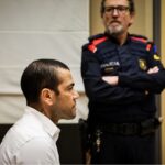 Daniel Alves foi condenado a 4 anos e 6 meses por estupro (Foto: Jordi Borras/Pool/AFP)