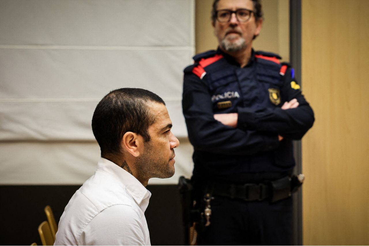 Daniel Alves foi condenado a 4 anos e 6 meses por estupro (Foto: Jordi Borras/Pool/AFP)