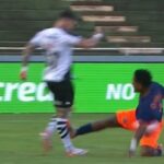 Entrada dura de Cayo Tenório em Rossi, do Vasco (Foto: Reprodução)