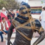 Estátua de Daniel Alves está localizada em uma região turística de Juazeiro (Foto: Reprodução)