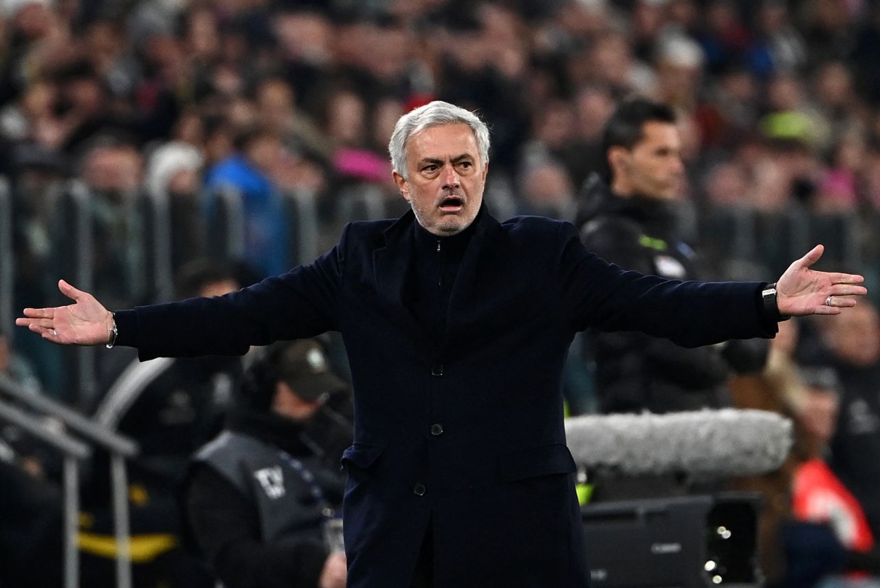 Mourinho discutiu com jogadores após demissão da Roma (Foto: Isabella Bonotto/AFP)
