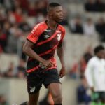 Matheus Babi perdeu espaço no Athletico-PR após lesão no joelho (Foto: Reprodução)