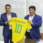 Rodrigo Caetano assinou nesta sexta-feira (16) o contrato com a CBF. Foto: Lesley Ribeiro / CBF