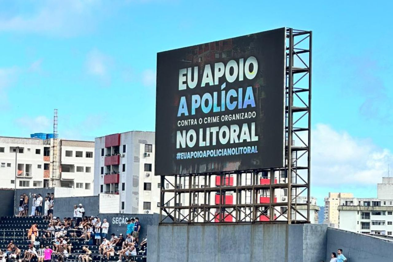 Mensagem veiculada nos telões da Vila Belmiro, antes da partida entre Santos e Novorizontino (Foto: X/Reprodução)