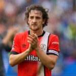 Tom Lockyer ainda pensa em retonar a jogar pelo Luton Town. Foto: Divulgação