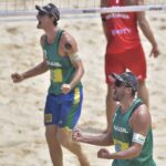 André e George comemoram ponto em jogo do Challenge do Recife do Circuito Mundial de Vôlei de Praia