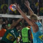 Arthur e Chase Budinger na final do Challenge de Saquarema do Circuito Mundial de Vôlei de Praia 2023