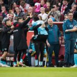 Jogadores do Bayer Leverkusen comemoram gol contra o Colônia na Bundesliga 2023/24