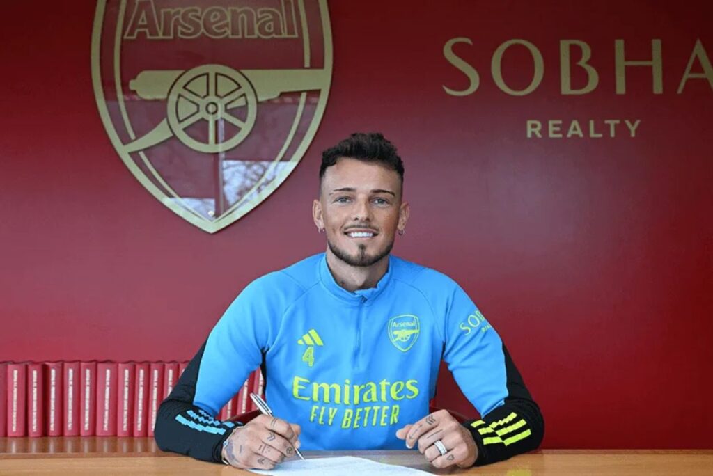 Lateral direito Ben White assinando renovação com o Arsenal em 2024