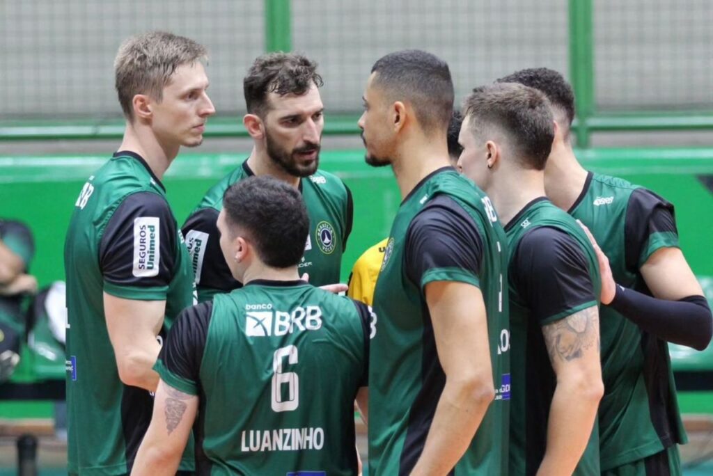 Jogadores do Brasília Vôlei em jogo da Superliga B de Vôlei