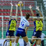 Karine ataca em lance do jogo Abel Moda Vôlei Brusque x Recife Vôlei na Superliga B 2024