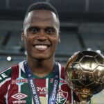Atacante do Fluminense com troféu da Recopa
