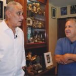 Técnico do Flamengo ao lado de Zico