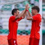 Lucas Holanda e Hyoran comemoram gol do Internacional