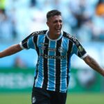 Pavón comemora gol pelo Grêmio