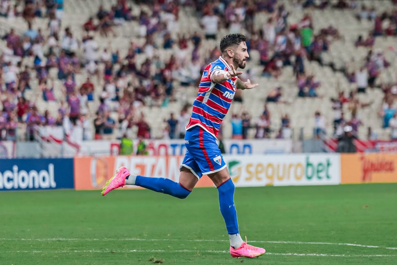 Lucero comemora gol de empate do Fortaleza