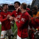 Jogadores do Manchester United comemoram gol de Diallo