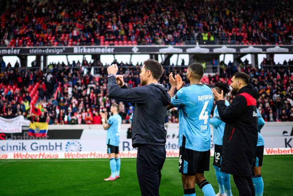 Técnico e jogadores do Leverkusen comemoram vitória fora de casa