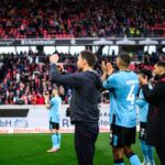 Técnico e jogadores do Leverkusen comemoram vitória fora de casa