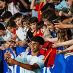 Lamine Yamal com jovens torcedores
