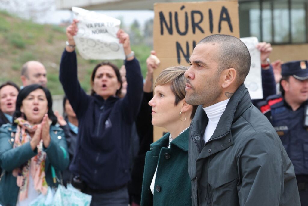 Daniel Alves no momento que deixou a prisão