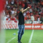 Técnico do Internacional durante partida