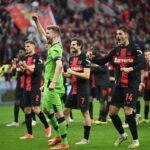 Jogadores do Leverkusen comemoram com a torcida