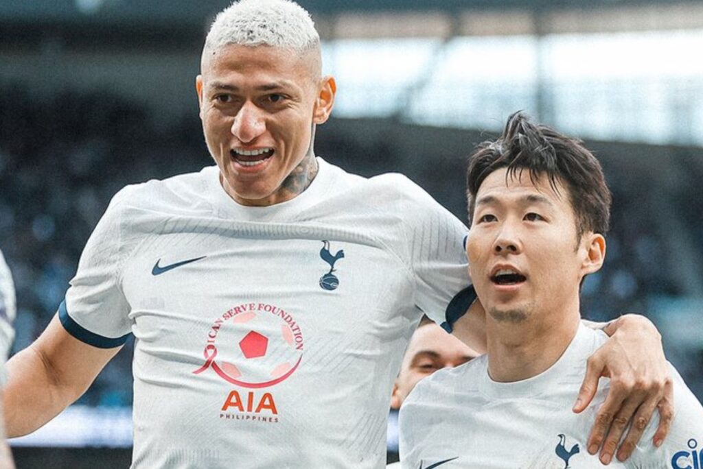 Richarlison e Son comemoram vitória do Tottenham