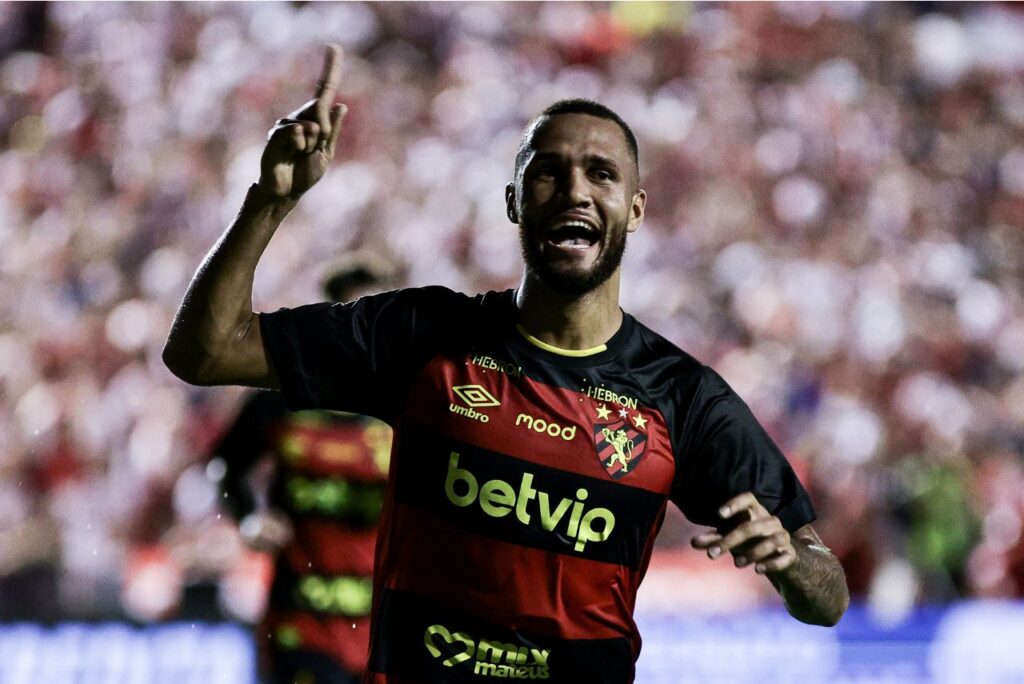 Gustavo Coutinho comemora gol pelo Sport