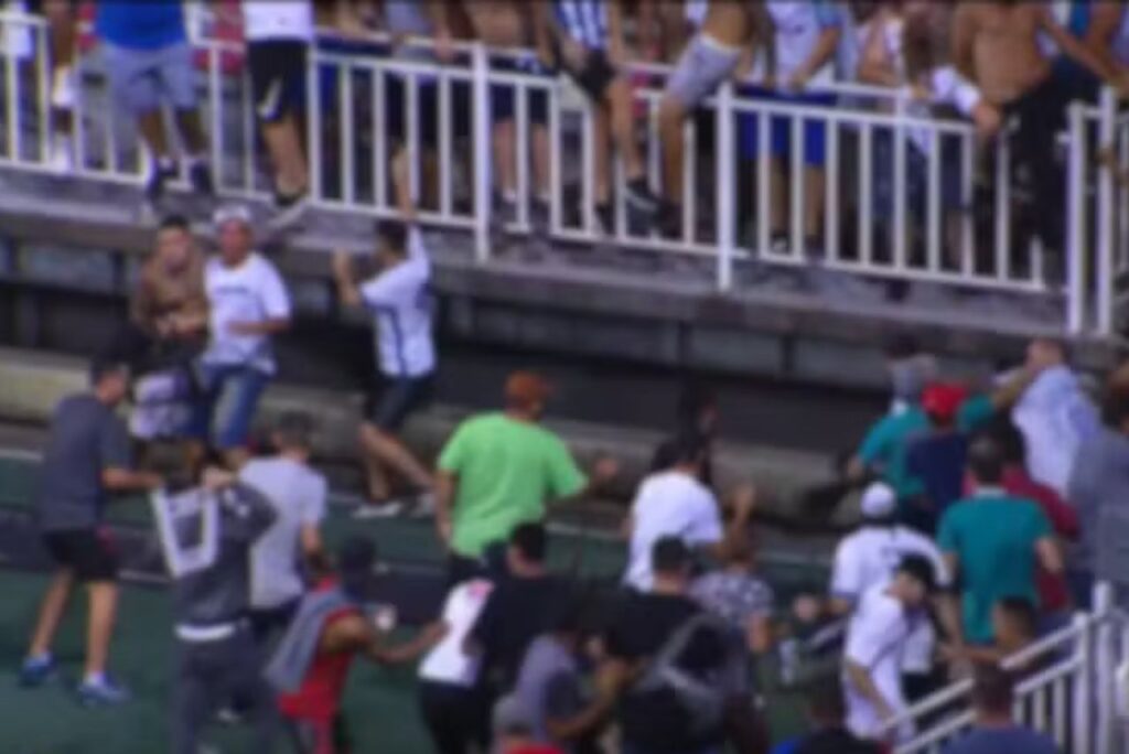 Torcedores de Brusque e Avaí brigam