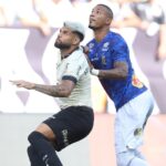 Yuri Alberto disputa bola no jogo Corinthians x Santo André no Paulistão 2024