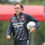 Cuca em treino do Athletico-PR em 2024