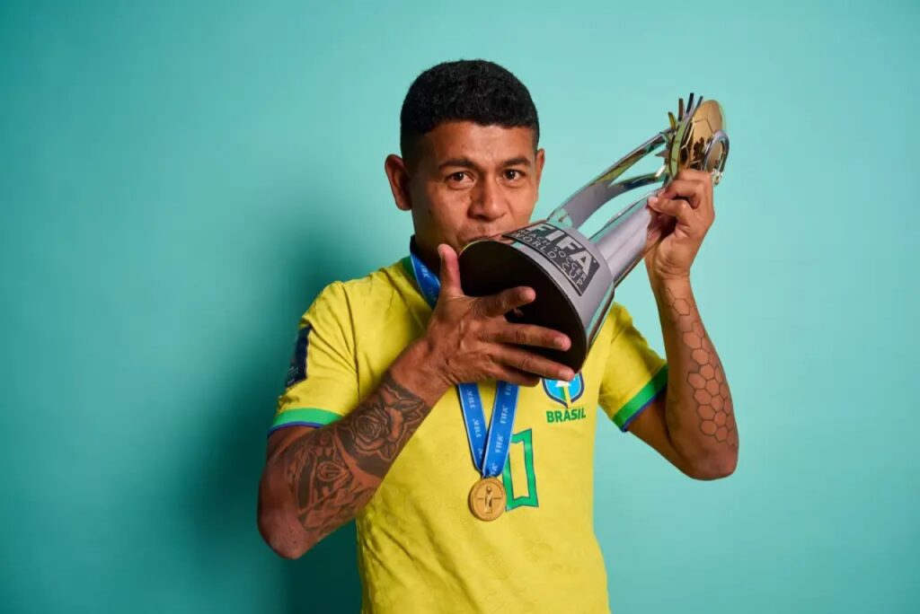 Datinha, capitão da Seleção Brasileira de Beach Soccer, posa para foto com o troféu de campeão da Copa do Mundo de Beach Soccer de 2024