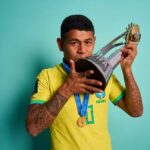 Datinha, capitão da Seleção Brasileira de Beach Soccer, posa para foto com o troféu de campeão da Copa do Mundo de Beach Soccer de 2024